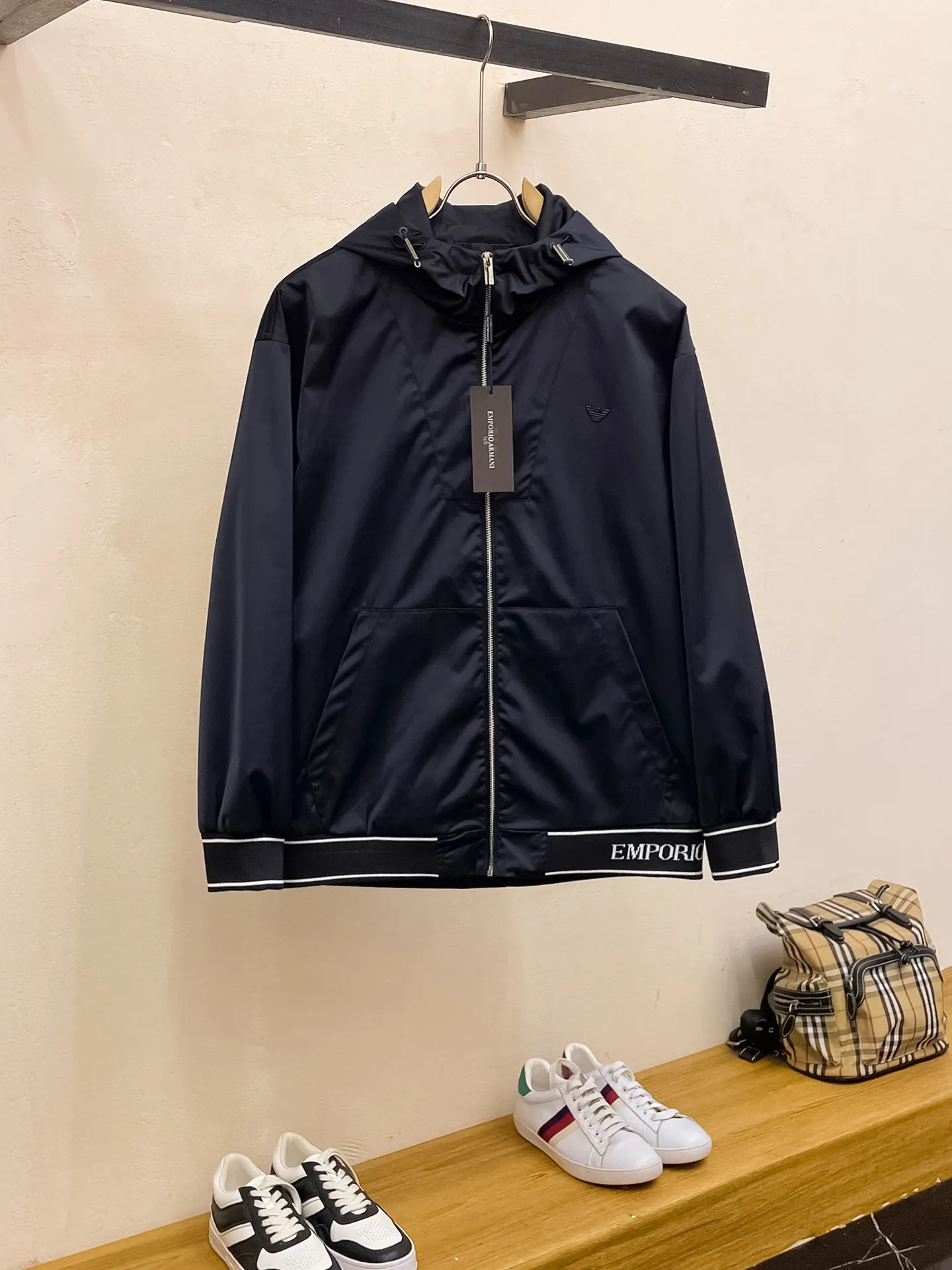 Armani official website Same Style, complete with three labels, on sale in advance. 2026 Autumn and Winter New Arrival men's jacket, Original with complete three labels, Premium version. Custom-made fabrics at the counter. Breathable, high comfort, impeccable details, brand element design concept, reflecting high quality. It feels delicate and soft, presents a casual cut, and has a great upper body shape. Sizes: M～3XL,